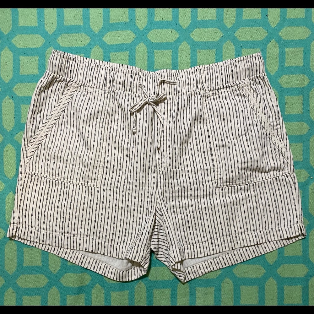 Stylish shorts. Size XL.